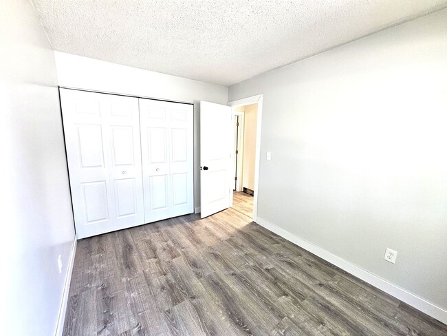 Building Photo - Newly Remodeled 2 Bedroom, 1 Bath — Pet Fr...