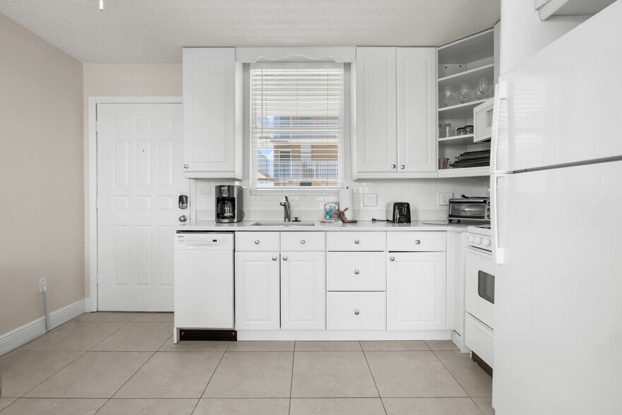 Building Photo - 5600 Bonita Beach Rd SW