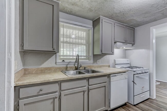 Building Photo - Newly Renovated  4 bedroom 1 bath