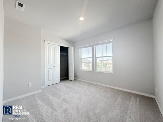Building Photo - Stunning 4-Bedroom Home with Mount Rainier Views in Rainier Ridge!