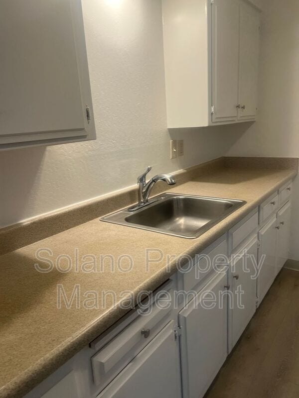 Building Photo - 1104 School St