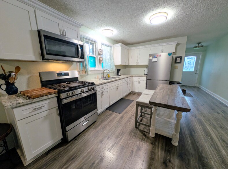 Building Photo - 632 Ave. B