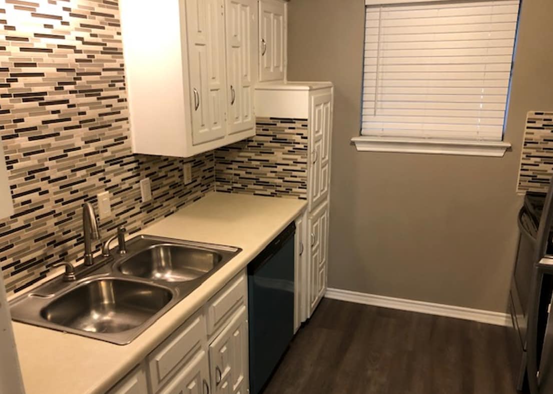Building Photo - 1806 Camelot Cv