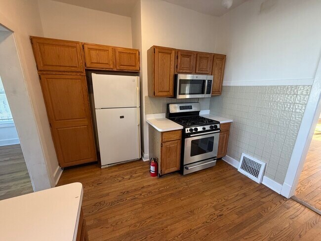 Building Photo - 472 N Larch Ave