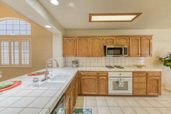 Building Photo - 3750 W Vincent Ln