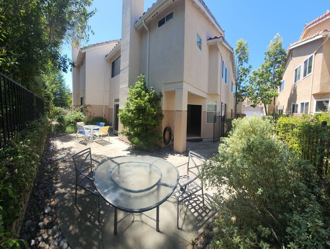 Building Photo - Fantastic home in the Arbors!