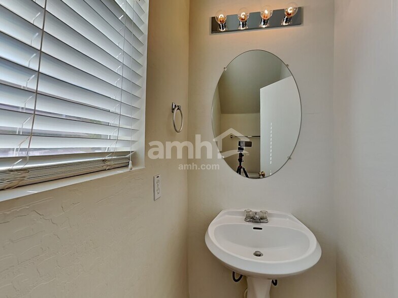 Building Photo - 14838 W Columbine Dr