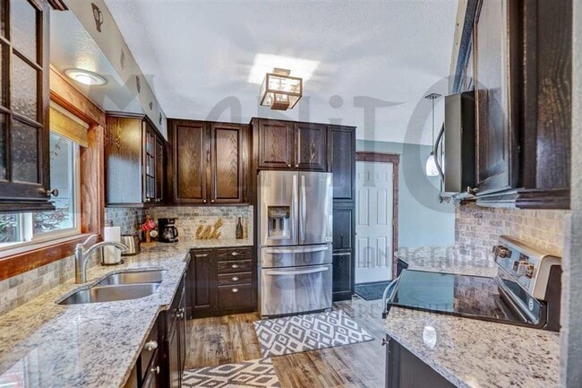 Building Photo - Spacious South Hill Rancher