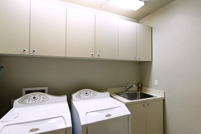 Building Photo - 501 Rio Grande Pl