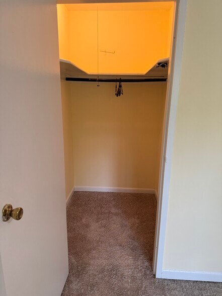 Building Photo - 7420 Lakeview Dr