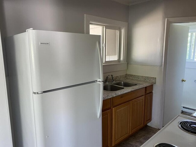 Building Photo - 435 NE Russell Ave