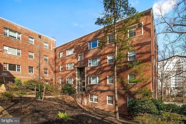 Building Photo - 1322 Fort Myer Dr