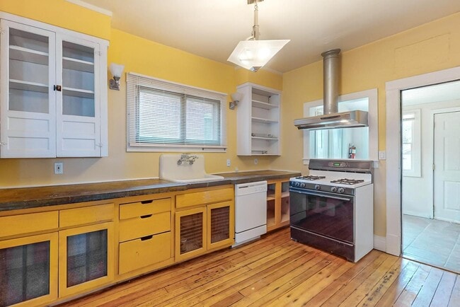 Building Photo - HISTORIC Edo BUNGALOW 2 Bedroom 1 Bath