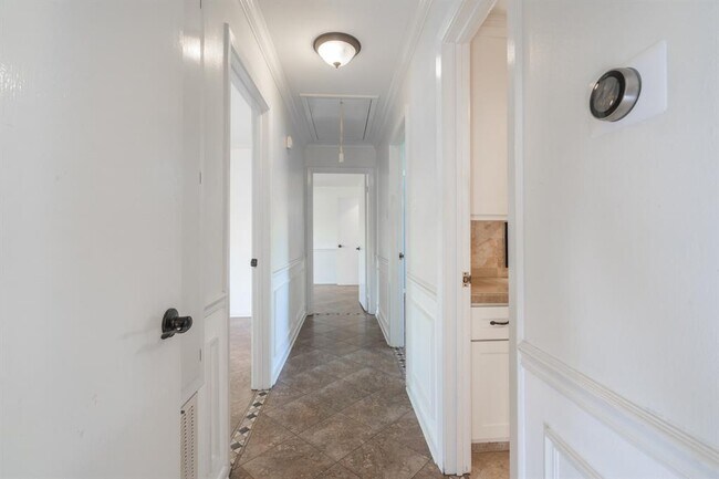 Building Photo - 9423 Highmeadow Dr