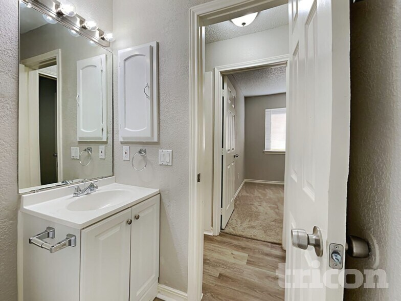 Building Photo - 2214 Townhall Ln