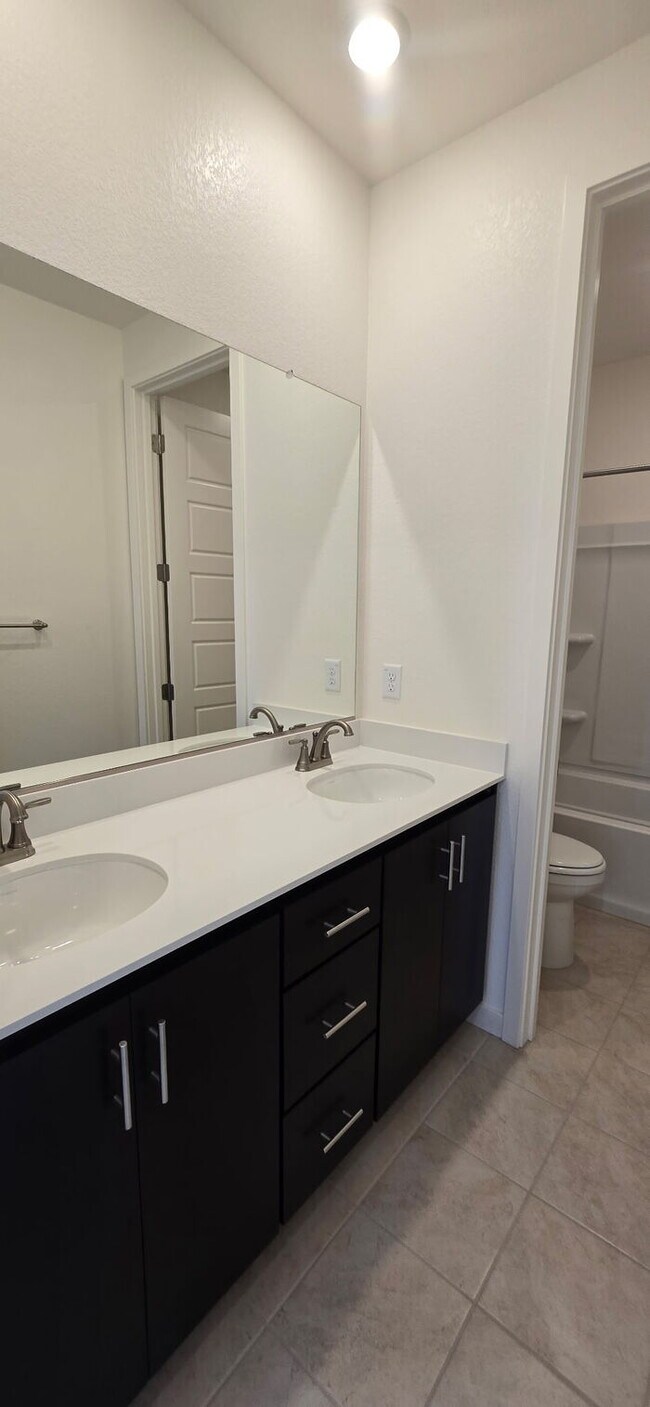 Building Photo - Welcome to your dream home in Lathrop! Thi...
