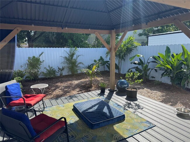 Building Photo - 1228 NE 5th Ave