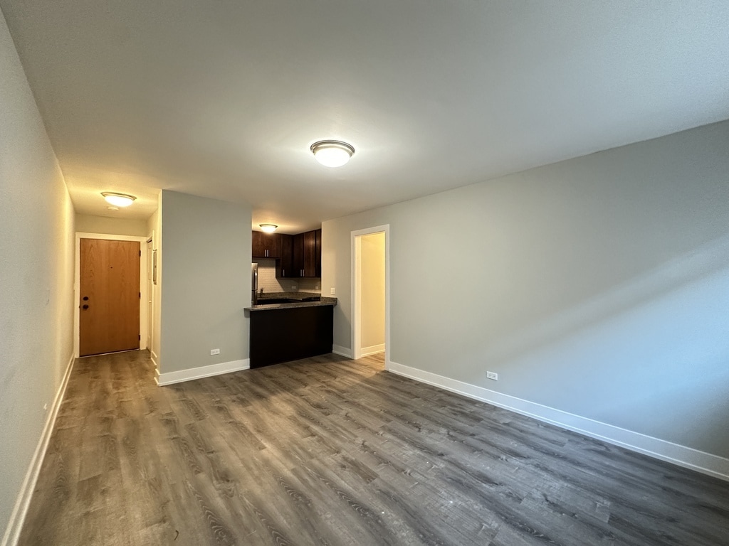 Building Photo - 447 W Surf St
