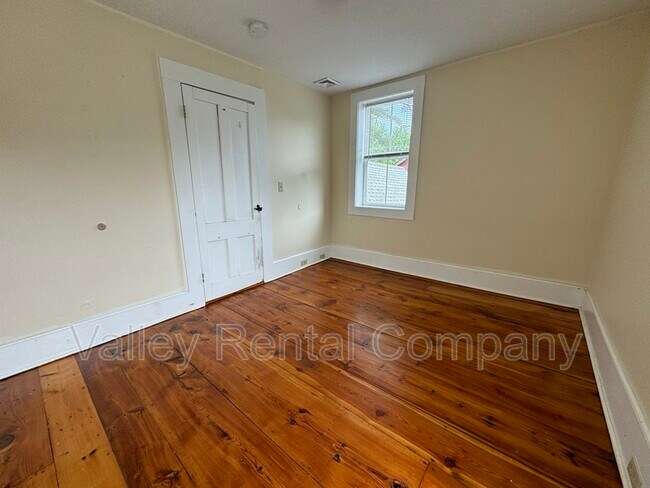 Building Photo - 28 School St