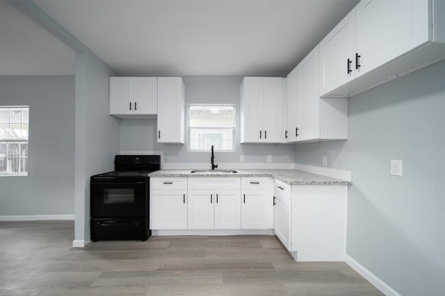 Building Photo - 1319 Bayou St
