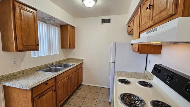 Building Photo - Don't miss this Eastside 2 bedroom/1 bath apartment home! **Move in Special**