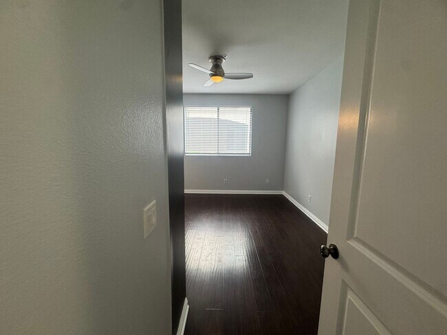 Building Photo - Renovated 2BD/2BA with Tandem Parking, Oversized Balcony & In-Unit Laundry — Downtown Long Beach
