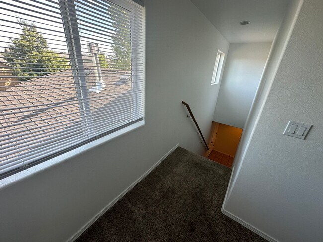 Building Photo - SW Bend House Near the Old Mill District, 4 Bdrms, 2.5 baths, A/C, Office/den, Dbl. Garage