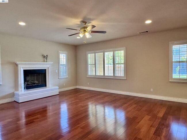 Building Photo - 7875 Kennard Ln