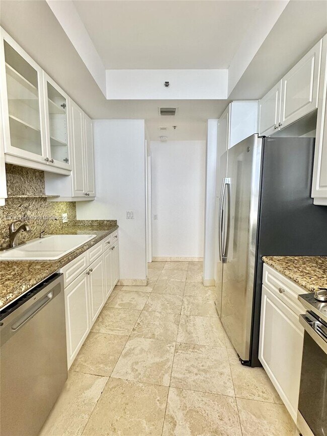 Building Photo - 808 Brickell Key Dr