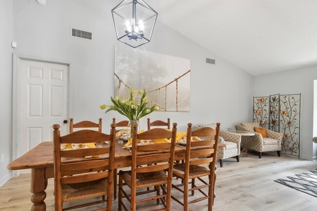 Building Photo - 691 Foresteria Ave