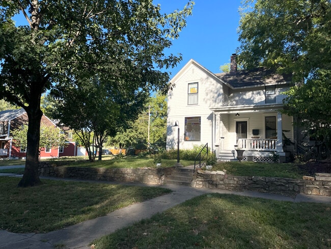 Building Photo - 700 Illinois St