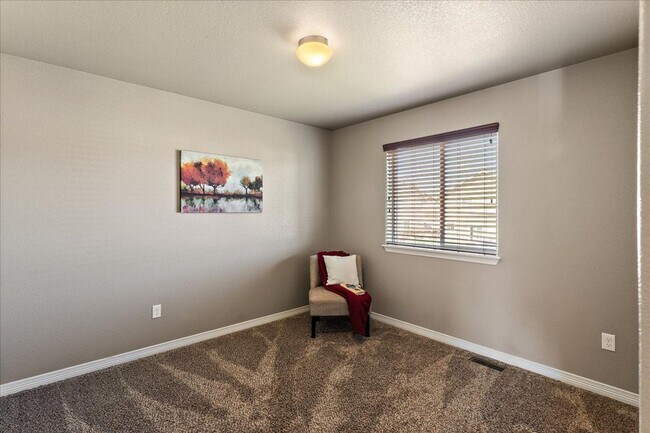 Building Photo - Beautiful 4 Bed 3 Bath in Lorson Ranch!!!