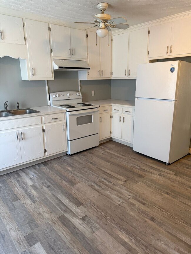 Building Photo - 913 S Kates Ln