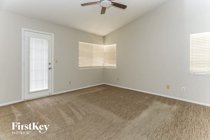 Building Photo - 4421 Inez Dr