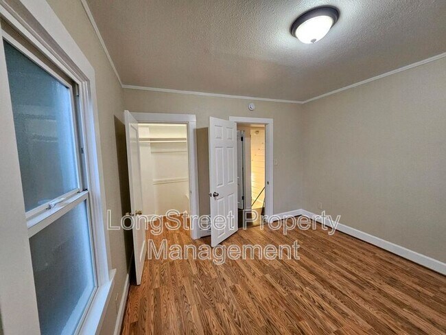 Building Photo - 634 SW Grant St.