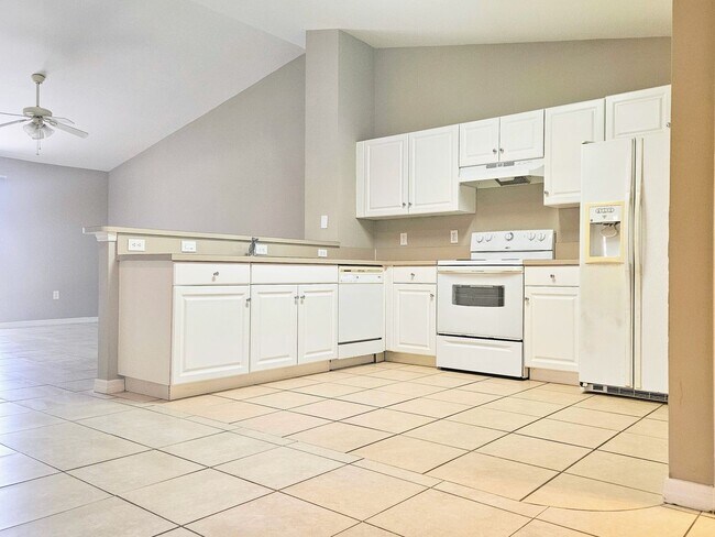 Building Photo - 3 BR / 2 BA Duplex Conveniently Located in Lehigh Acres