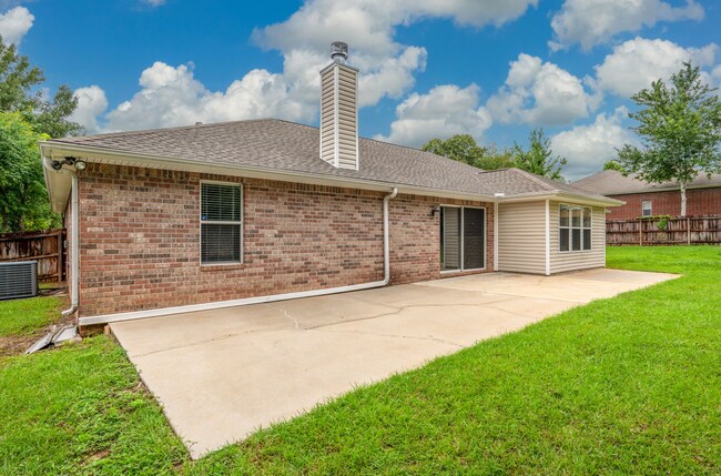 Building Photo - 4 bedroom 2 bathroom