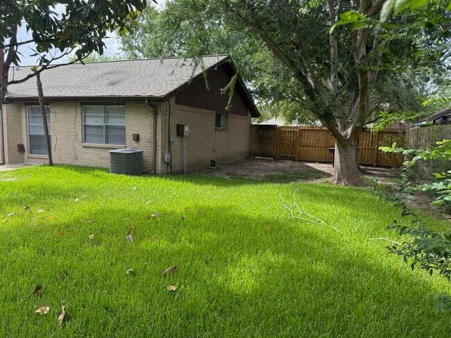 Building Photo - 5613 Countryaire