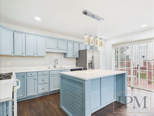 Building Photo - Beautiful 3 Bedroom End Unit in Highly Des...