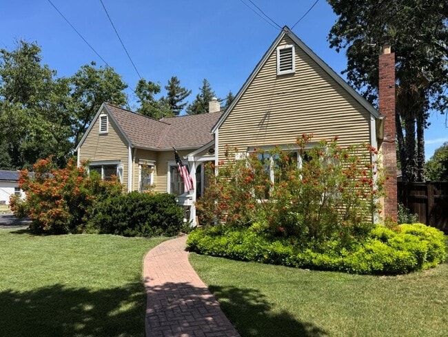 Building Photo - Charming Cottage in Central Woodland