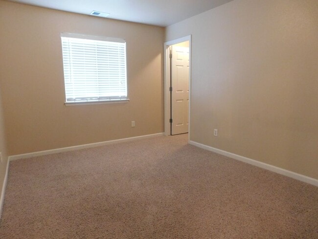 Building Photo - Spacious Duplex in Autumn Glen Subdivision