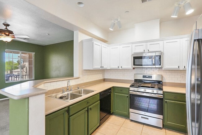 Building Photo - 3 Bed, 2 Bath, 1 Car Aliante Condo