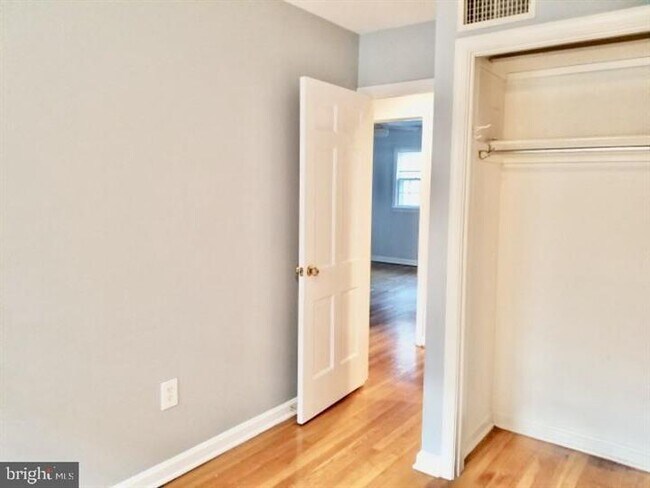Building Photo - Charming 3-Bedroom Rental in Falls Church with 2 Full Baths and Spacious Layout!