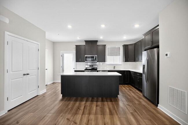 Building Photo - Beautiful 3 Bedroom, 2.5 Bath Bridgeport Townhome!