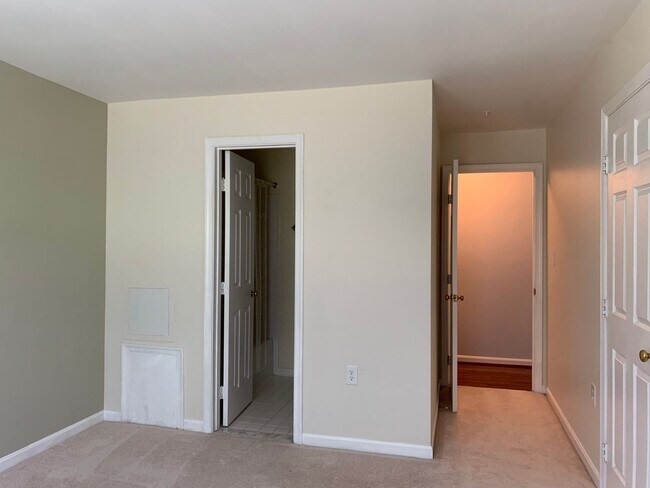 Building Photo - Spacious and Private Condo in The Oaks at ...