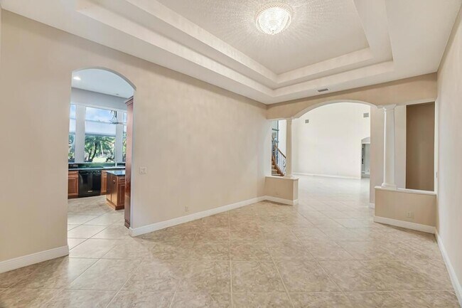 Building Photo - 10513 Versailles Blvd