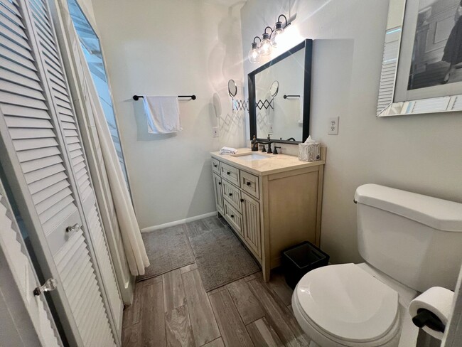 Building Photo - 6-8 MONTH FURNISHED RENTAL -NE ST. PETE 2/...