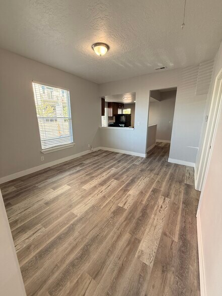 Building Photo - 1085 S 200 W