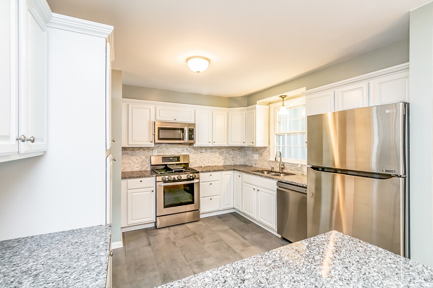 updated kitchen - 8727 Valleyfield Rd