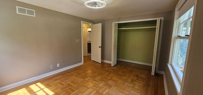 Building Photo - Amazing House with Large Lot in Franklin Village